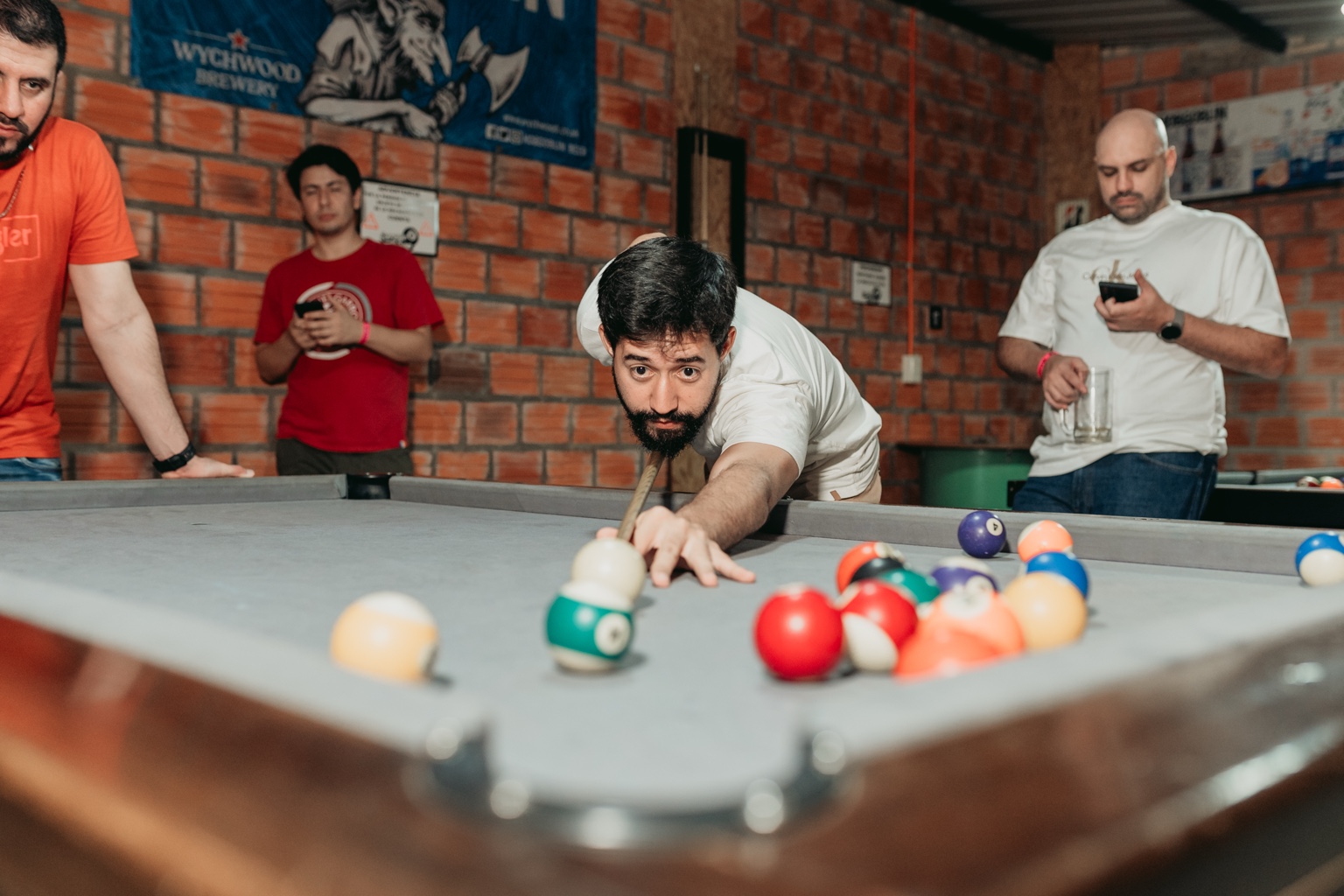 Una partida de billar entre amigos en Garage Chopp